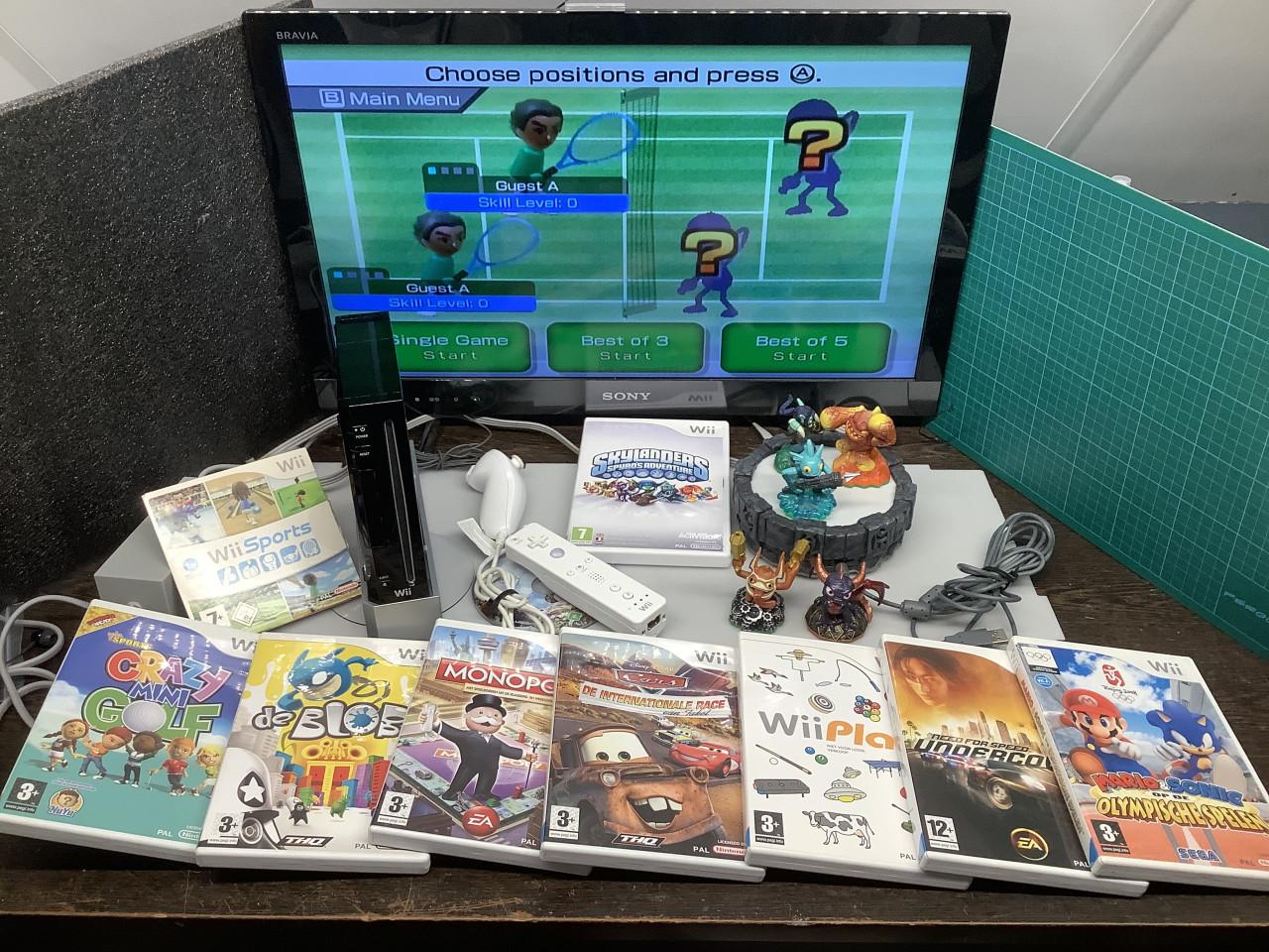 Nintendo Wii zwart, compleet met controllers en spellen.