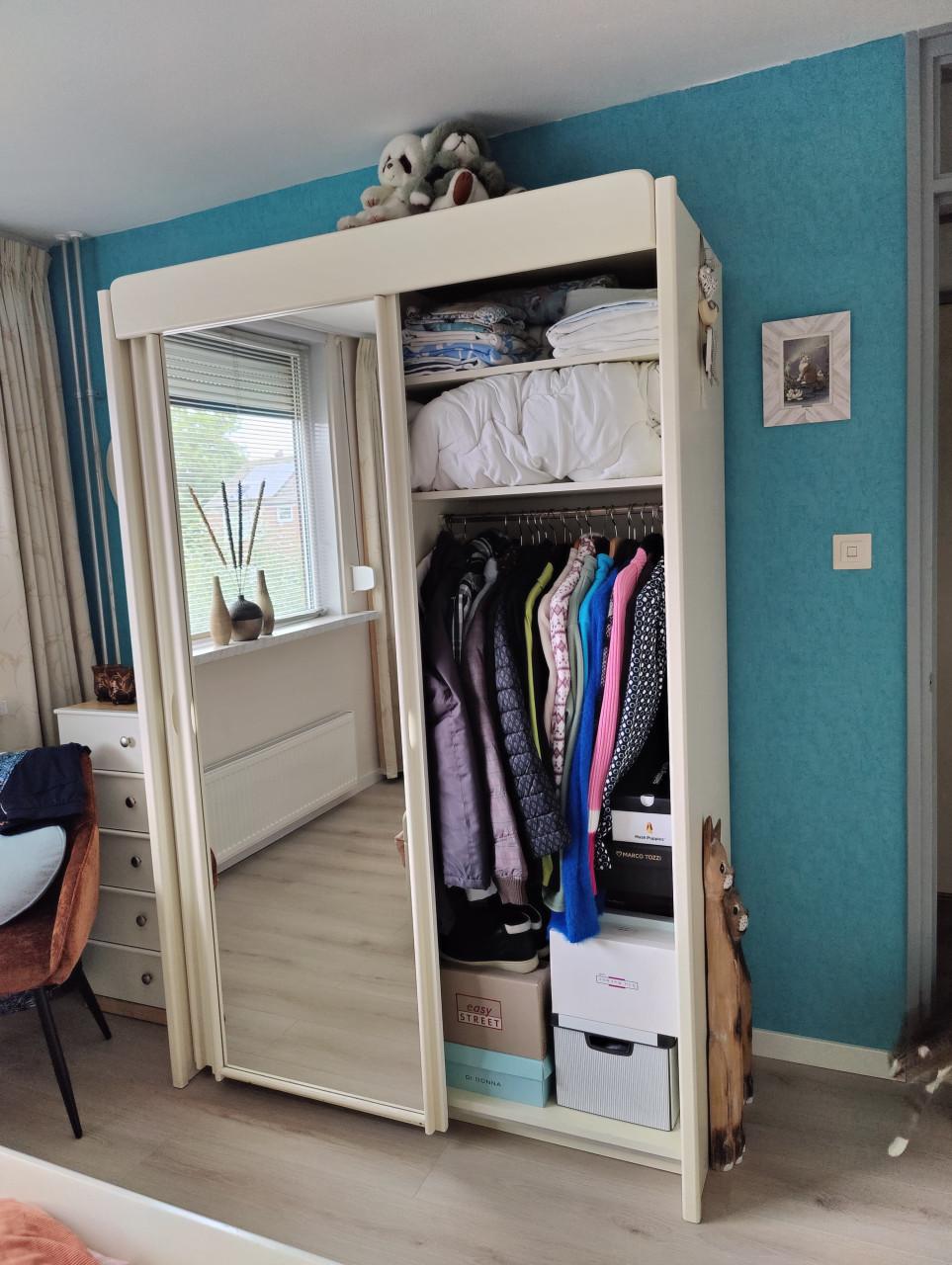Slaapkamer wit,bed nachtkastjes.kledingkast