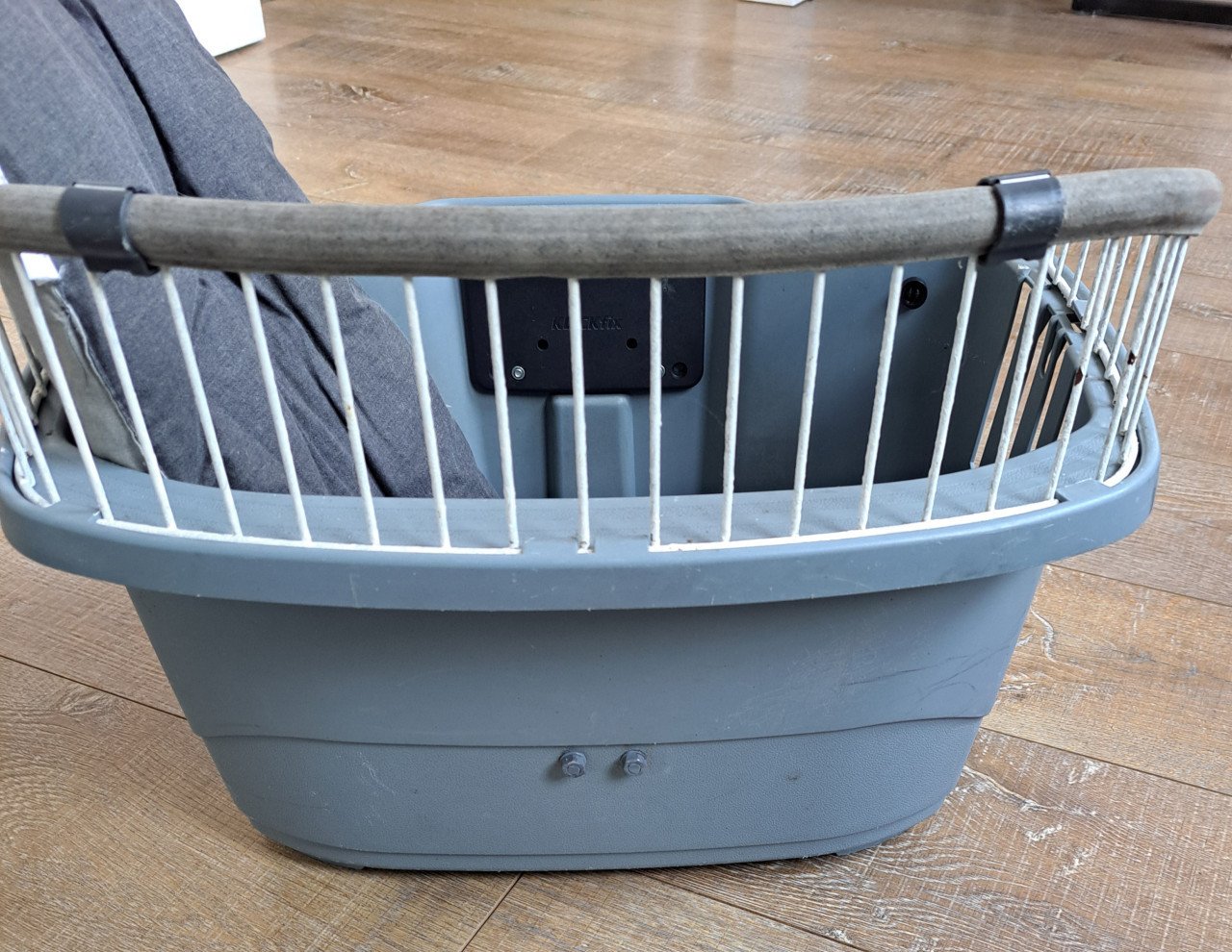 Hondenmand voor op de fiets.