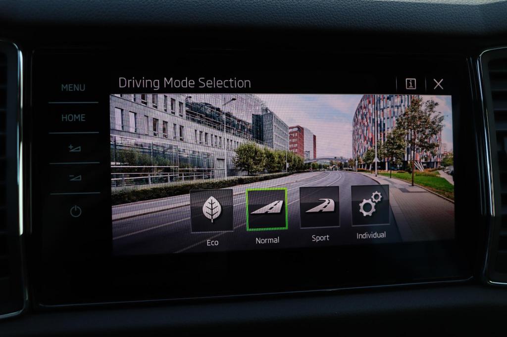 Skoda Kodiaq 1.5 tsi sportline business 150pk dsg7 7p. | pano | trekhaak | 