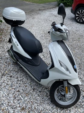 Piaggio Fly 4T-4V Scooter