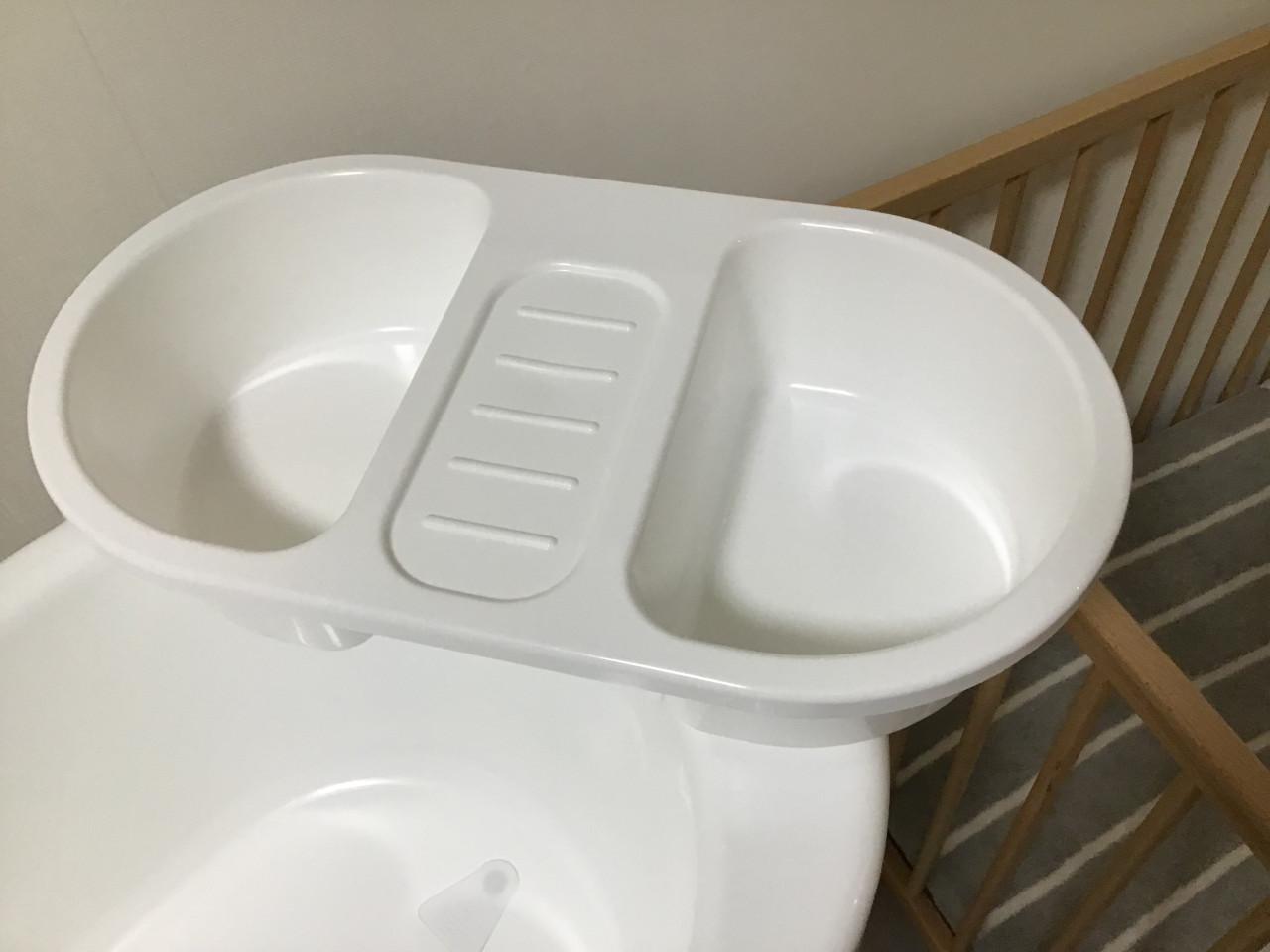 Baby badje + standaard, luieremmer en bijbehorende waskom.