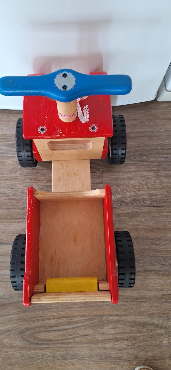 Houten speelauto