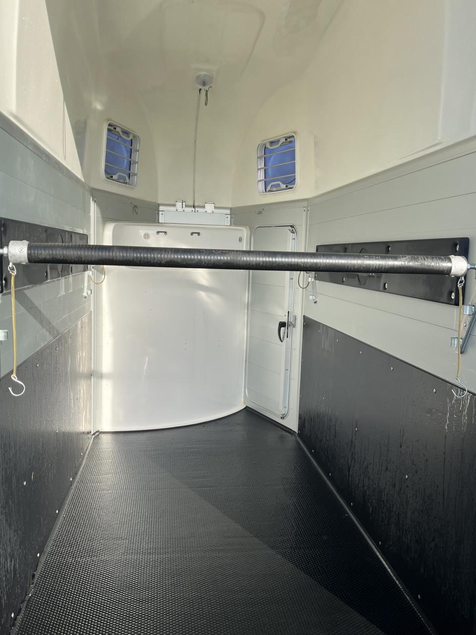 Als nieuwe volledig aluminium 1,5 paards Humbaur met zadelkamer