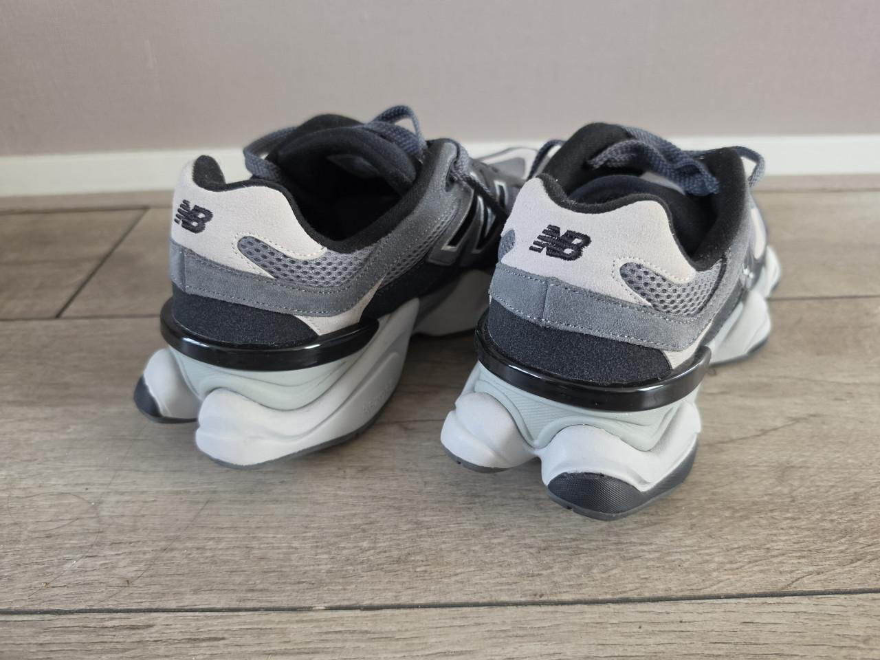 New Balance 9060.  Black/Castlerock/Grey.maat 43 vallen kleiner