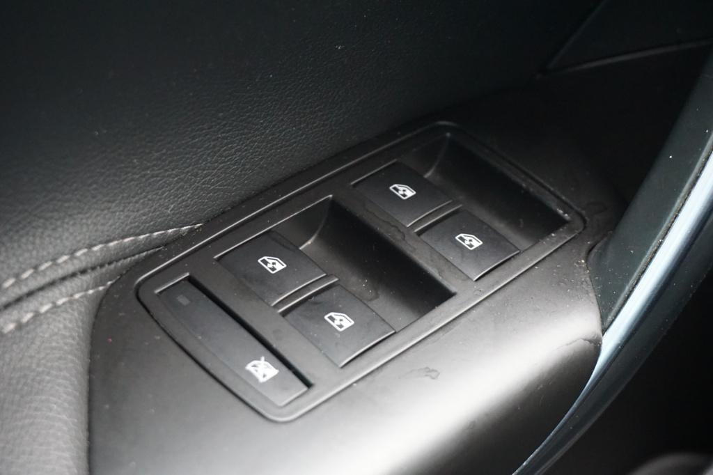 Opel Insignia 1.6 t sport climate / navi / cruise / leder / parkeers. / sto