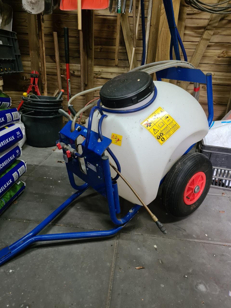 Te koop sproeikar voor achter grasmaaier