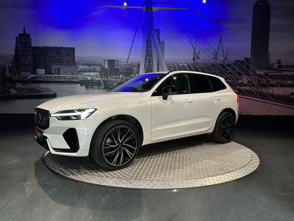 Volvo XC60 2.0 t6 plug-in hybrid awd plus dark *pano*hksound*leder*memory*