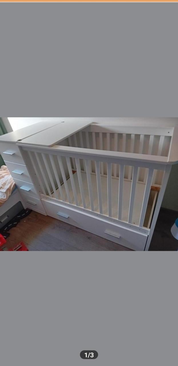 Ledikantje met kastje en verschoningsplank