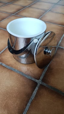 Simpele wijnkoeler/ ijsemmer van plastic. Hoogte 16 cm. Diameter 15 cm.