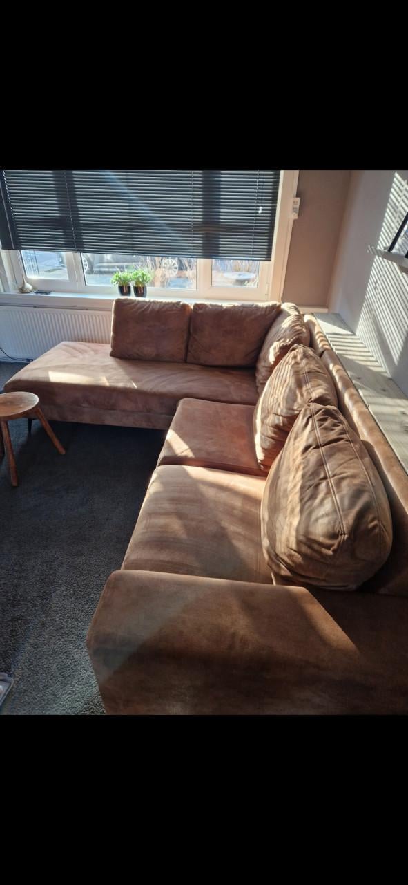 Bank Pronto + houten tafel achter de bank