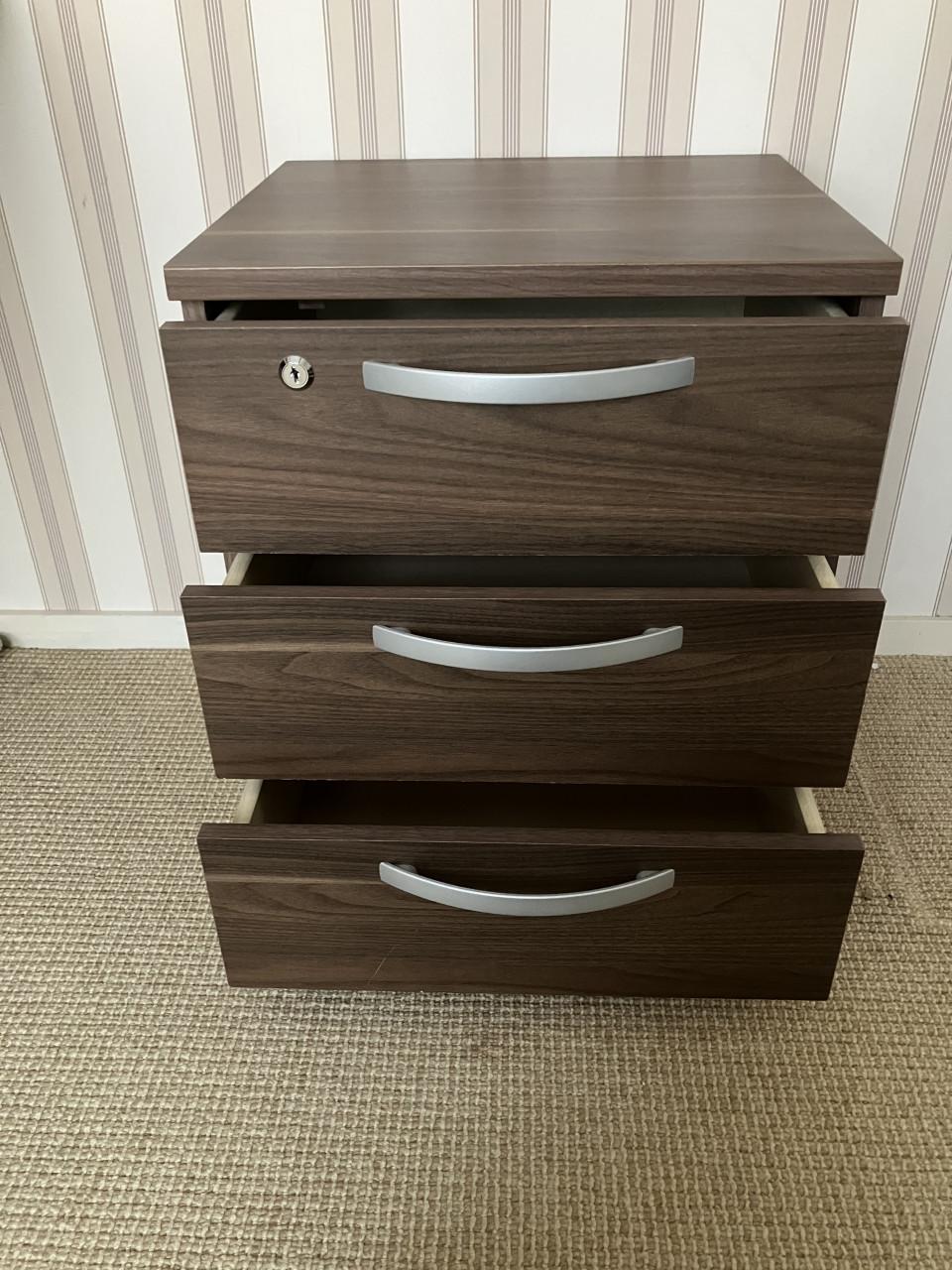 Bureau met 2 ladekastjes