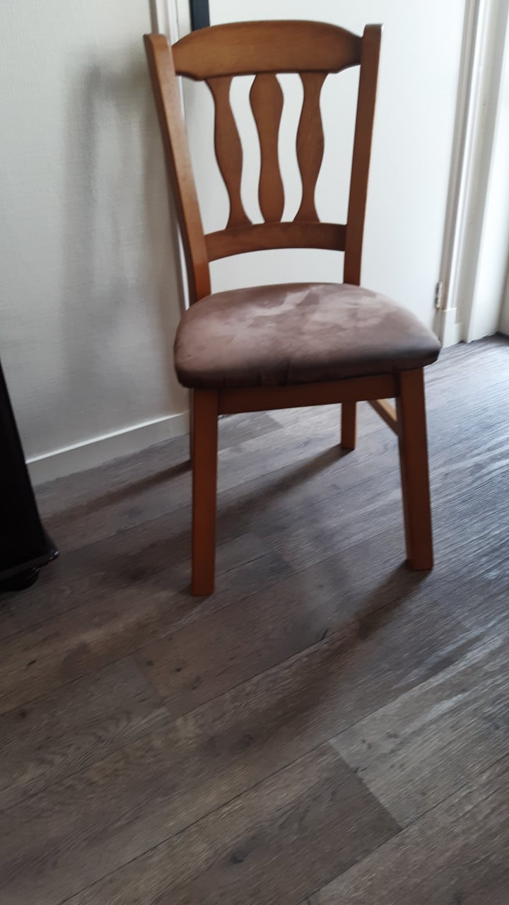 LGRATIS mooie lijst stoelen en kapstok GRATIS