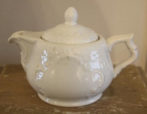 Mooie witte bewerkte thee potje