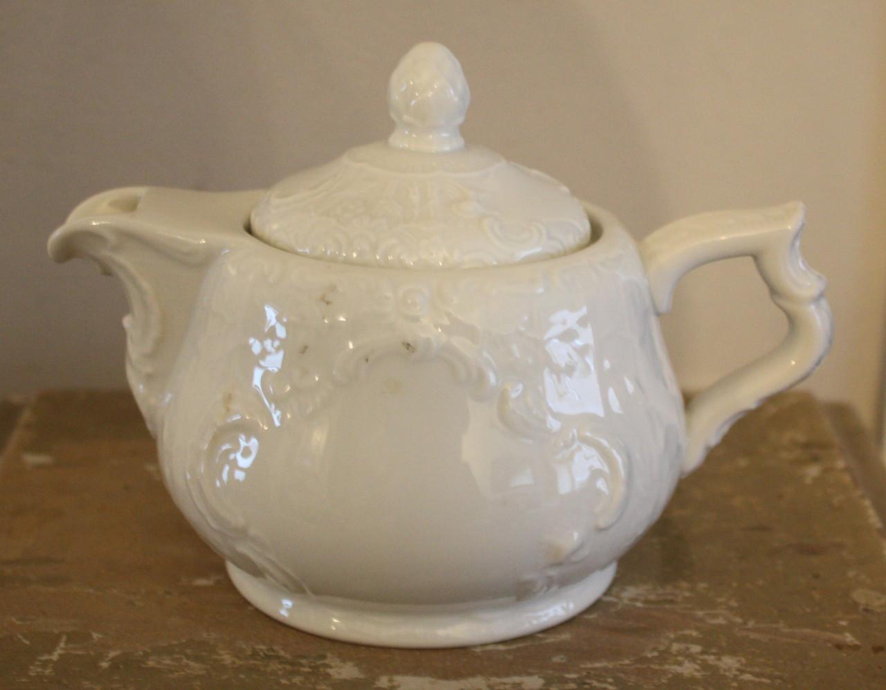 Mooie witte bewerkte thee potje