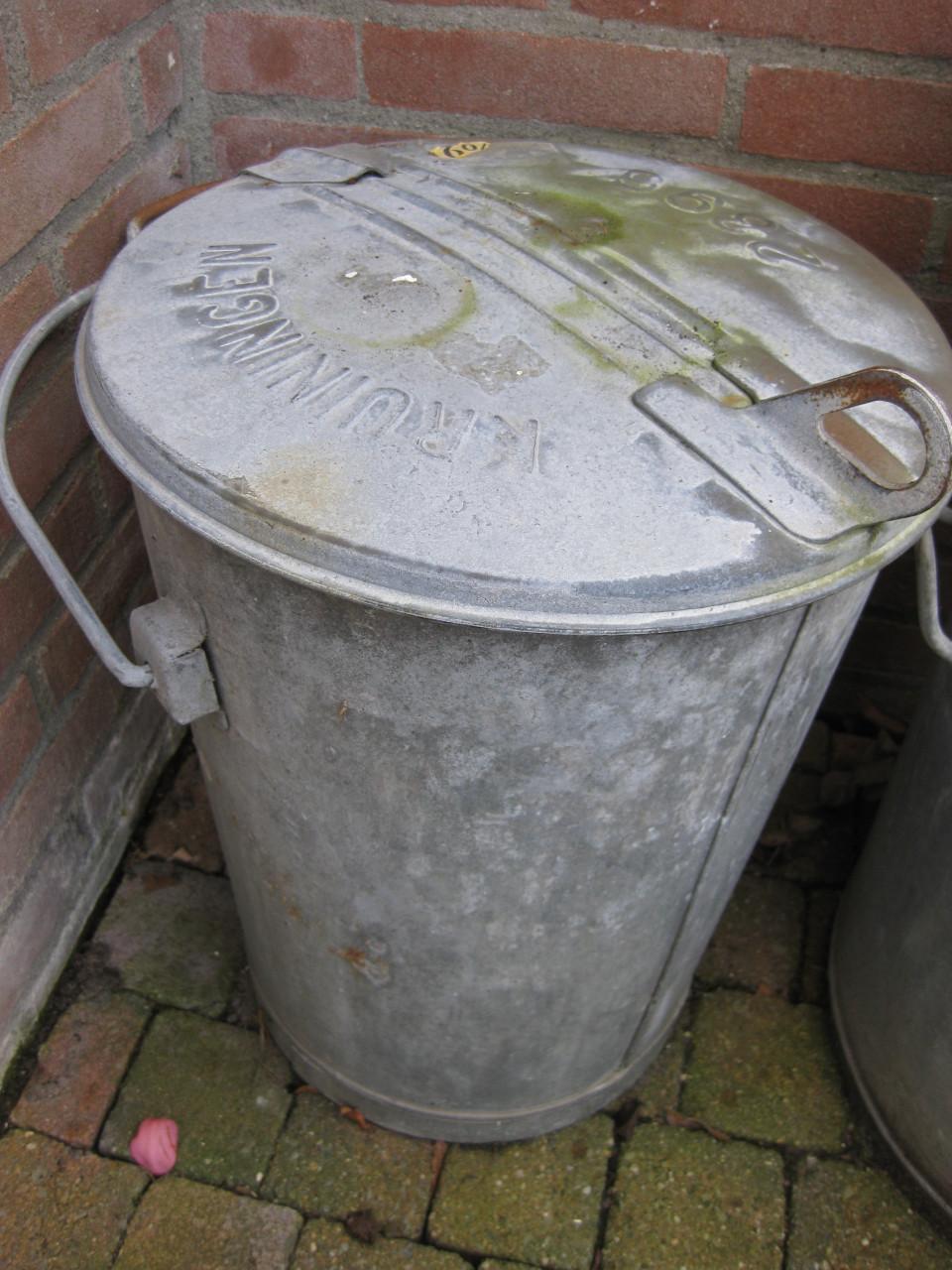 Oude zinken vuilnis emmer met deksel