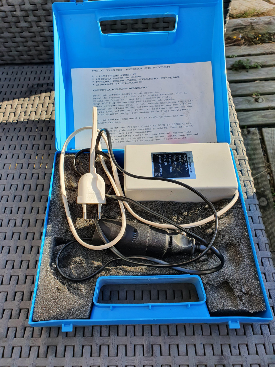 Werkende professionele manicure en pedicure turbomotor, luchtgekoeld....
