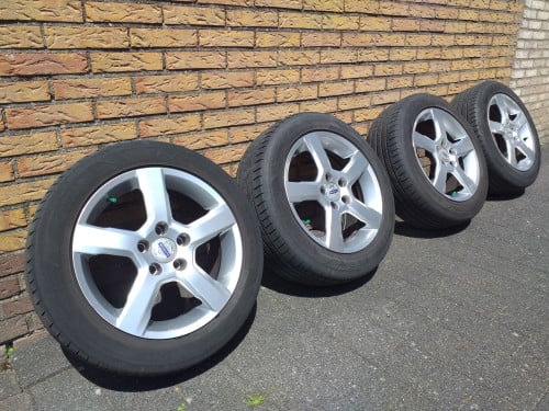 Wielenset Ford of Volvo met zomerbanden