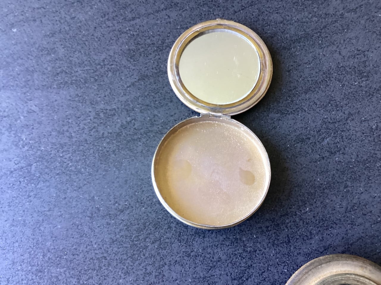 Vintage poederdoosjes. Aansteker. vergrootglas