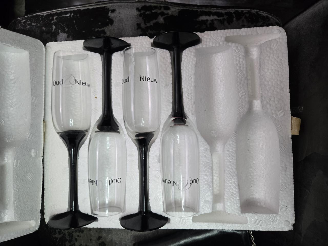 4 Champagneglazen met zwarte voet en opdruk. Nieuw Hoog 23.5 cm