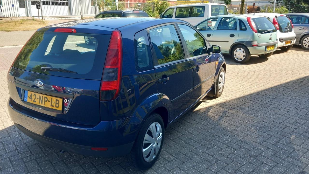 Ford Fiesta 1.3 Ambiente 5 deurs bj:2004 156.000km apk 2027