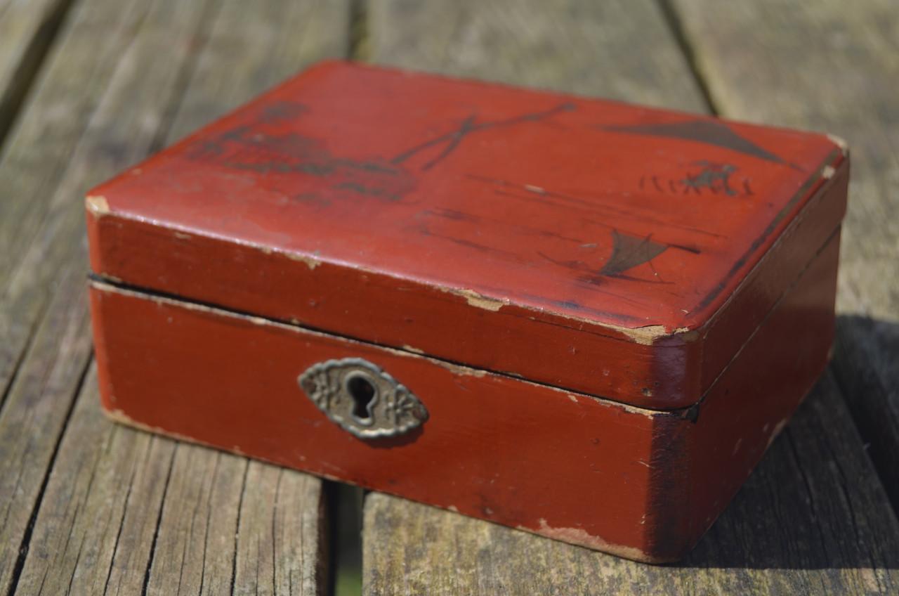 Klein rood laque doosje Japans (?)