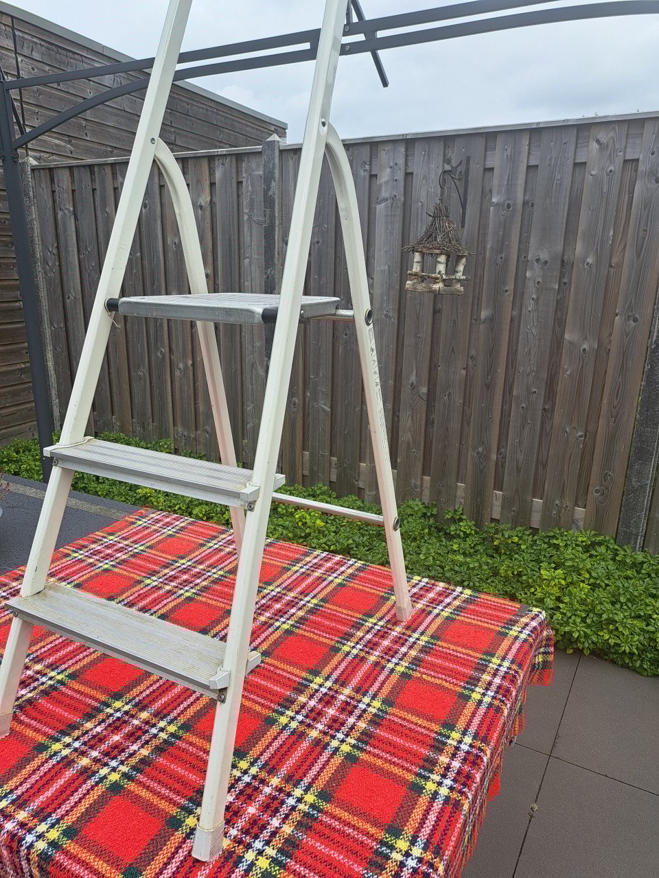 Stevige trap met 3 treden en handgreep van BRABANTIA!