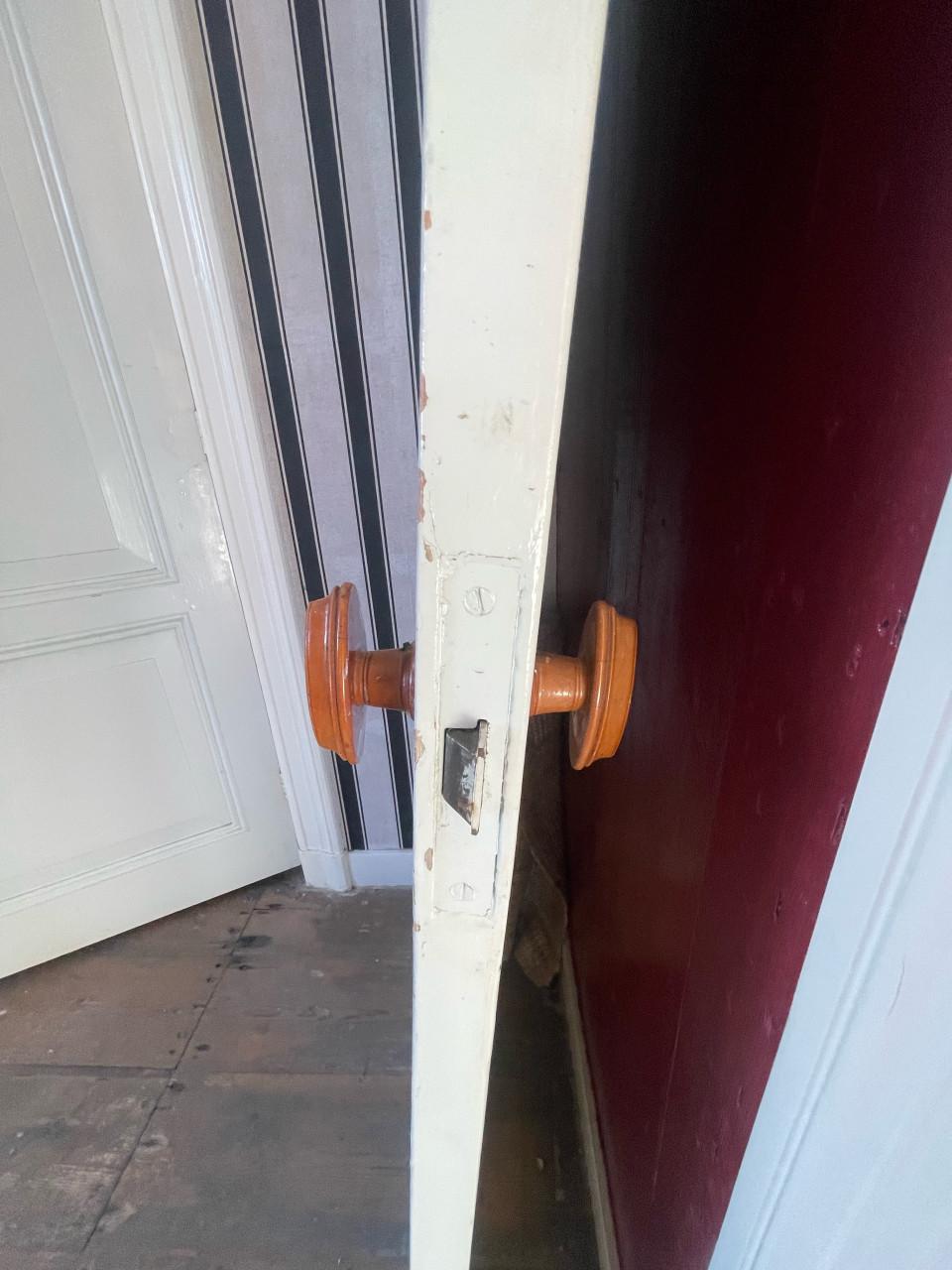 Houten deur binnen van 100 jaar oud huis