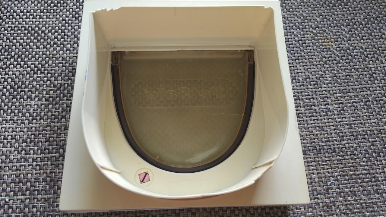 Gratis kattenluik Petsafe 4 standen buitendeur