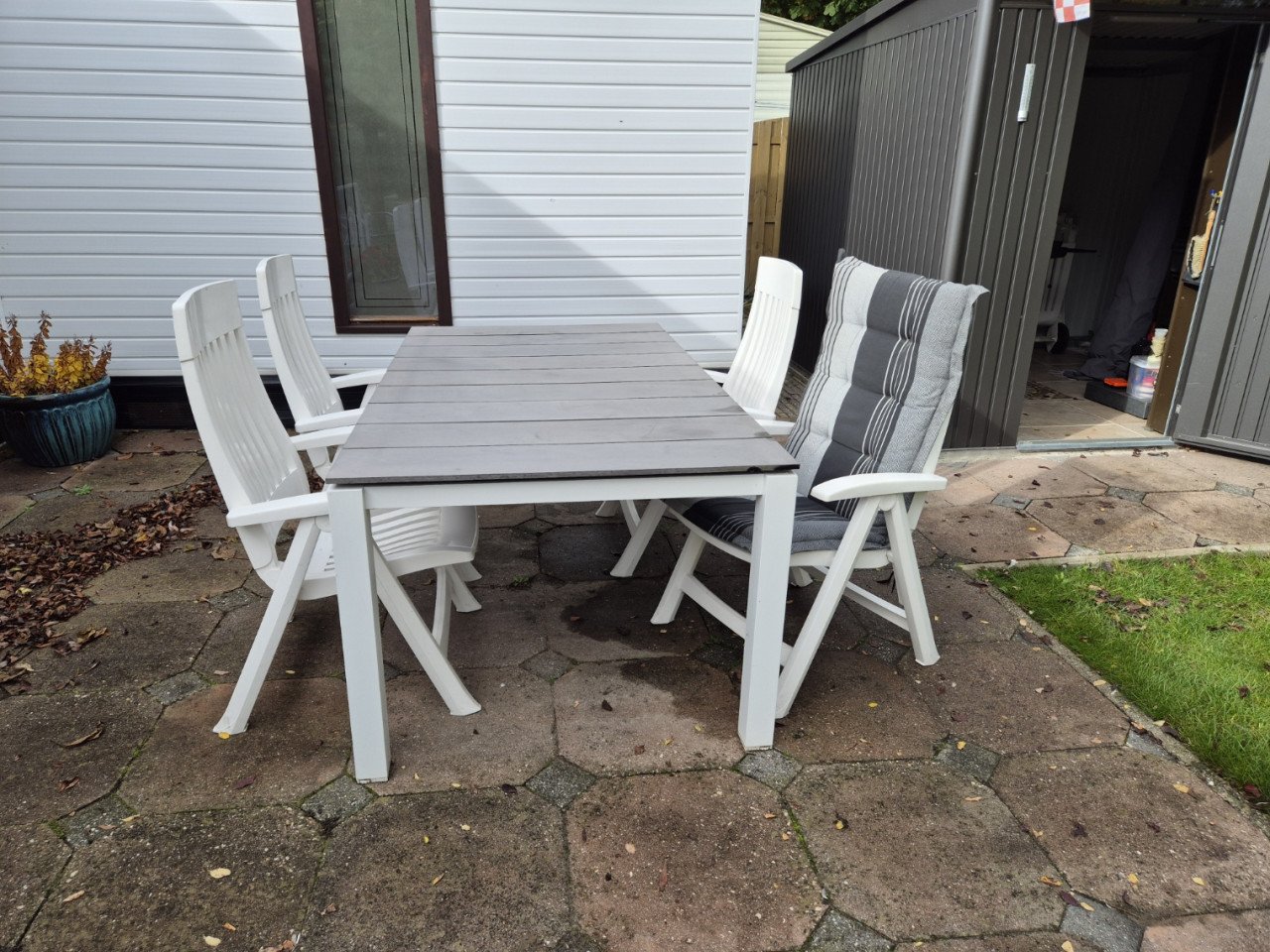 Tuintafel met 4 stoelen en kussens
