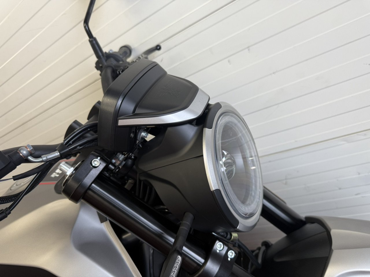 Moto Morini Seiemmezzo STR 650 nu €6999,- all in!