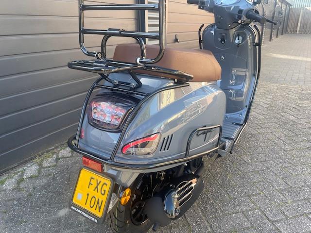 Nieuwe Santini Capri vespa look scooters in div kleuren deze maand nu 1749