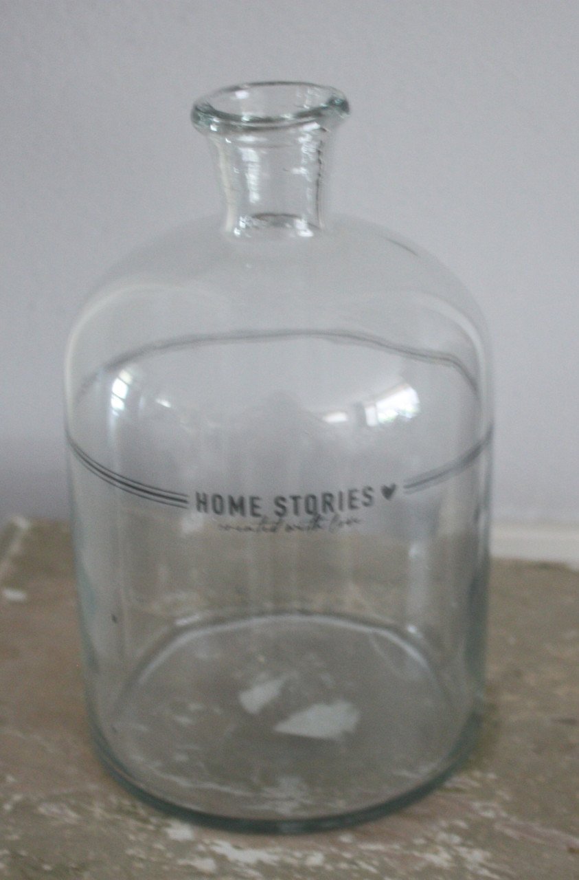 Glazen vaas met tekst home stories