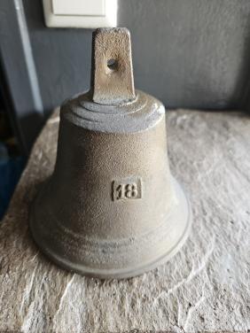 Antieke zware bronzen scheepsbel met '18' Markering