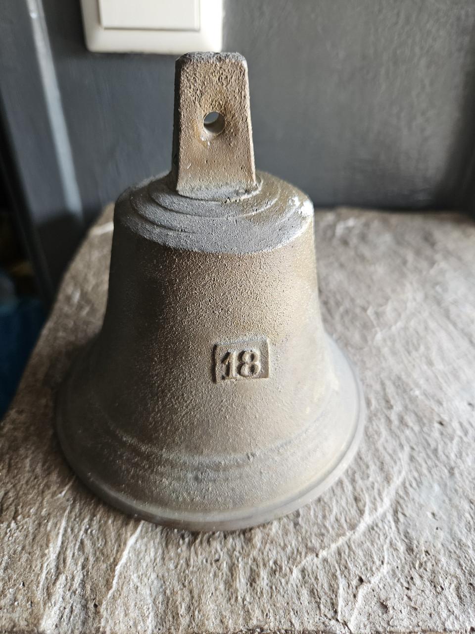 Antieke zware bronzen scheepsbel met '18' Markering