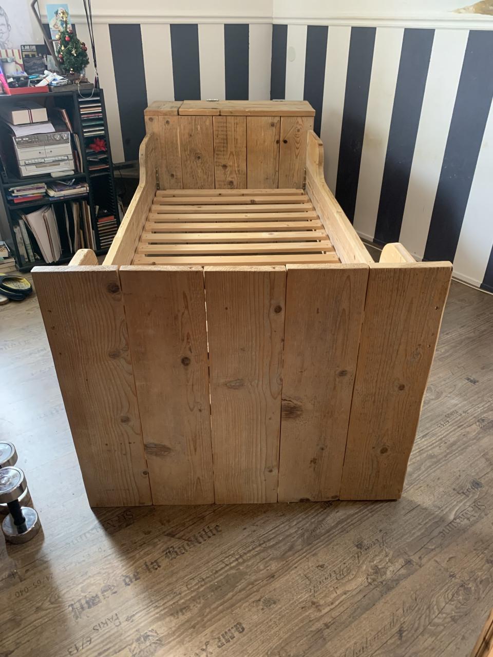 Eenpersoonsbed van Steigerhout met onderschuif bed