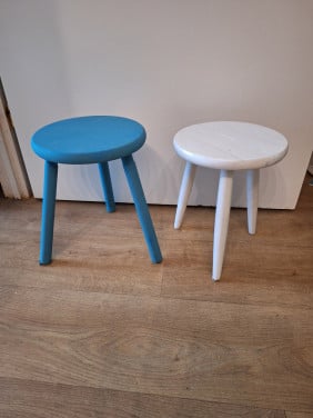 2 tafeltjes, krukjes