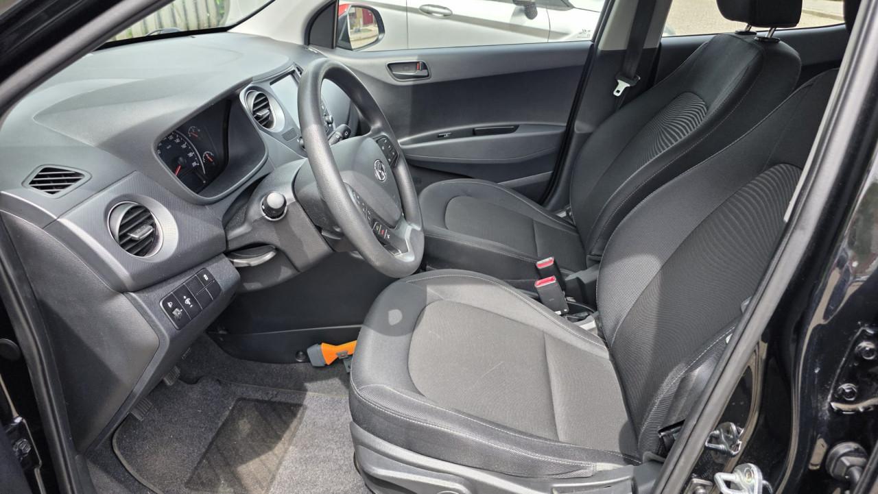 Hyundai I10 2019 met 69300 km Zwart met rode spiegels en sierstrippen.