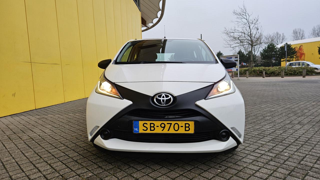 Zuinige TOYOTA AYGO 1.0 5drs. X-FUN bj. 2018 / NL AUTO / NAP 67.462 KM !
