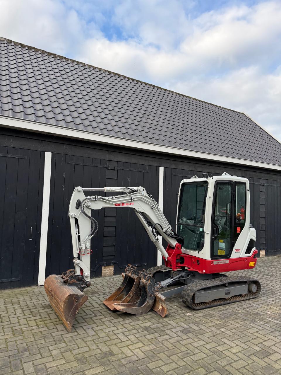 Takeuchi TB225 extra met 460 uur!!