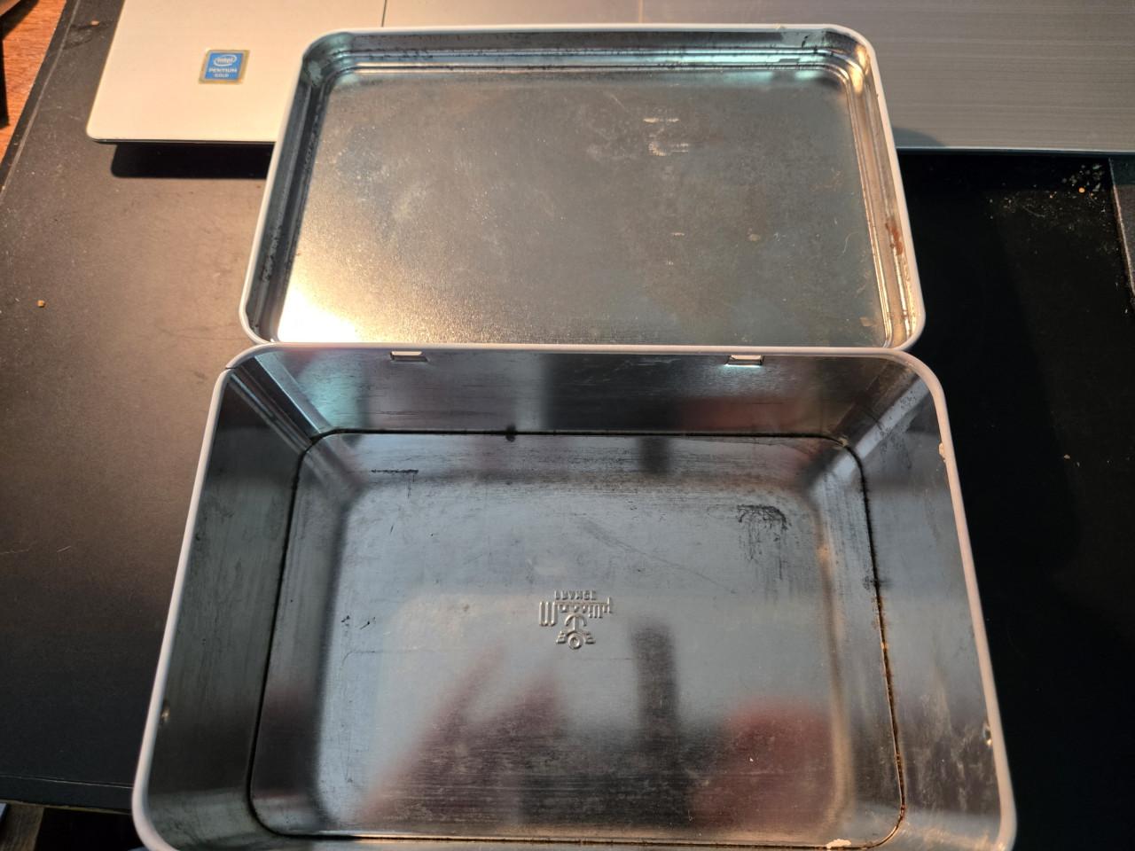 Vintage koektrommel van het merk Massilly,