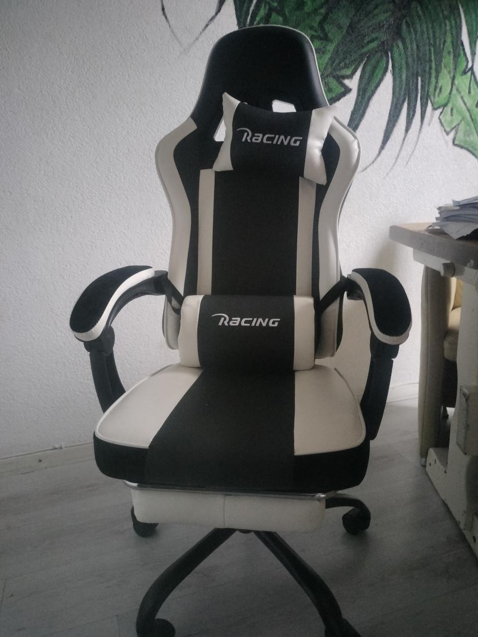 Zwart met witte Leren Gamestoel, 65euro enkel vandaag ( goed als nieuw)