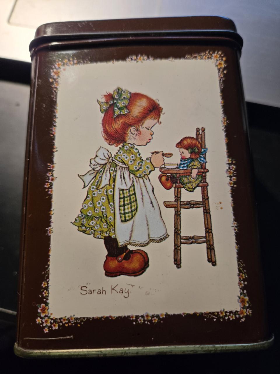 Vintage metalen blikje met een illustratie van Sarah Kay, 12x8.8x8.5cm
