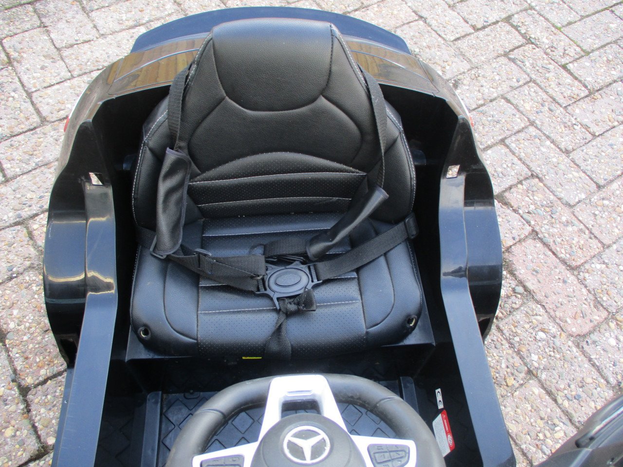 Zgan Mercdes op 12 volt accu met de afstandbediening