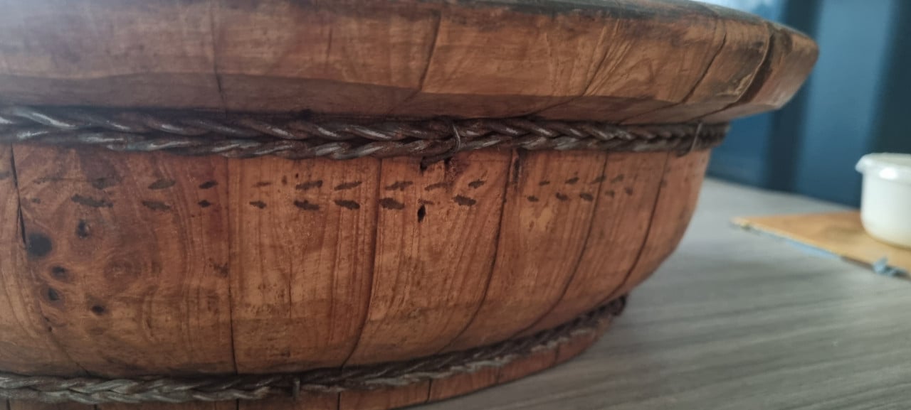 Oude houten olijfschaal