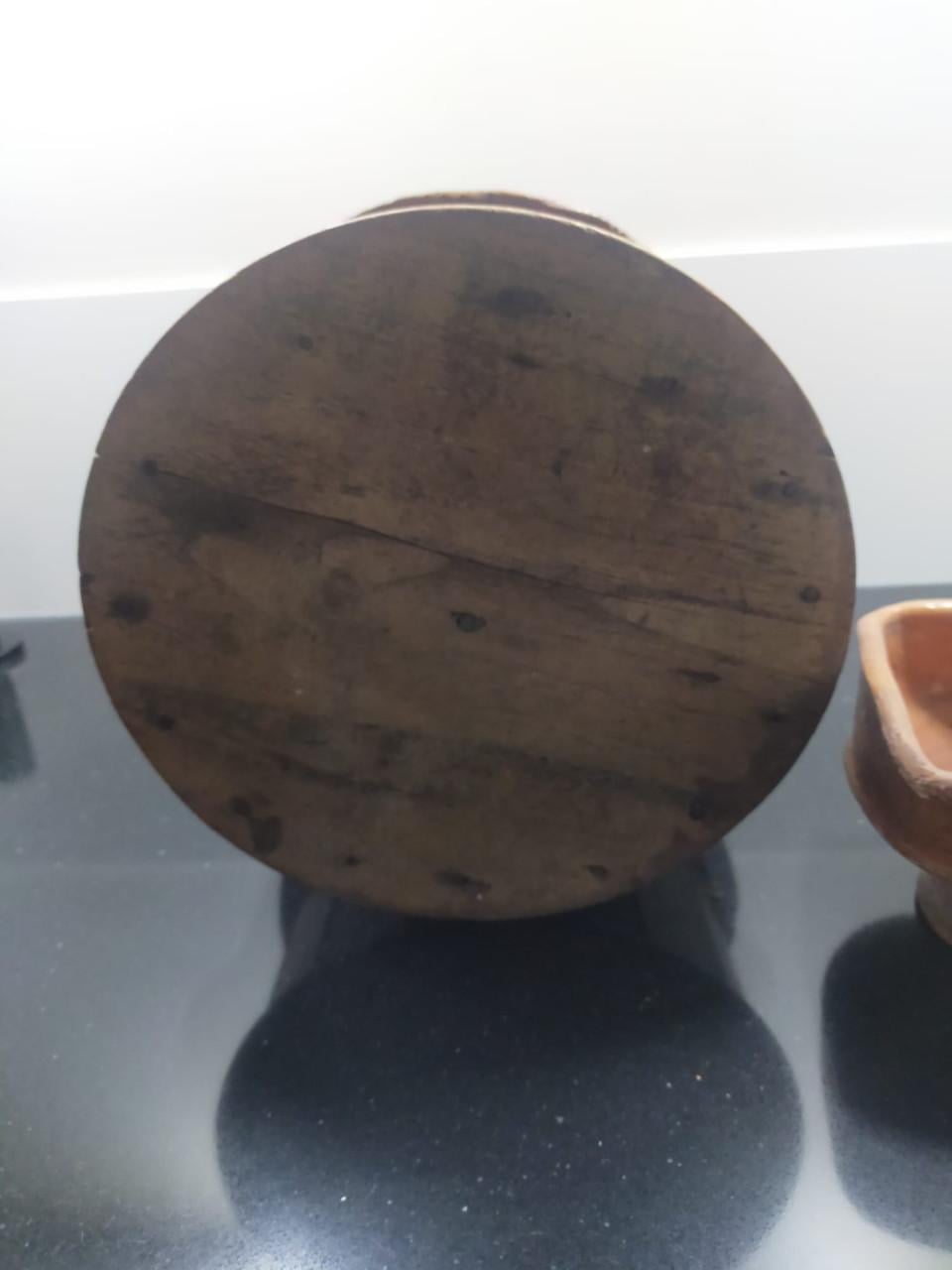 Antieke ronde voetenstoof met aardewerk schaaltje