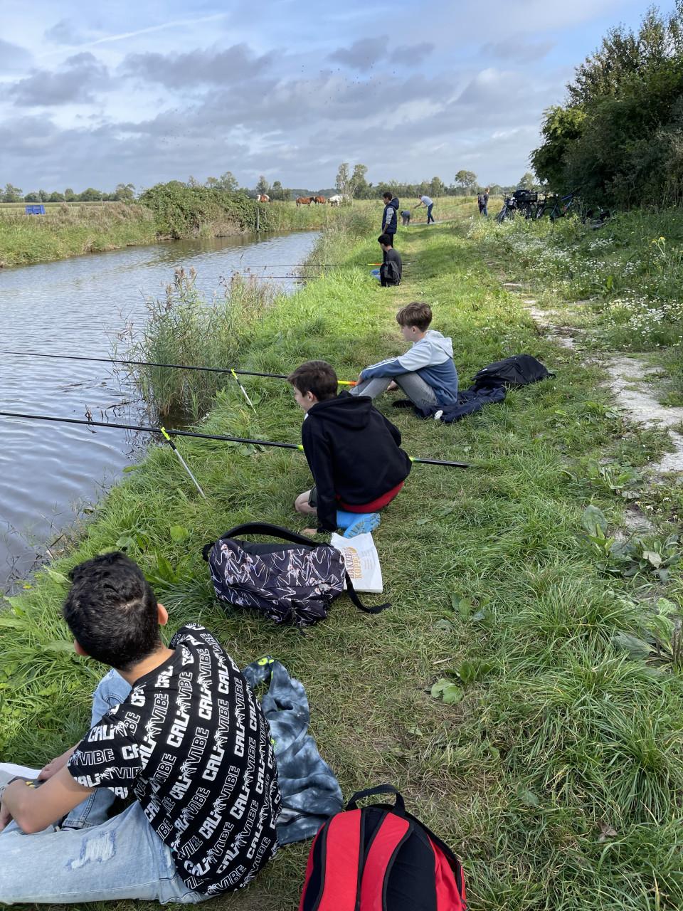 Sportvissers het vissen gaat beginnen kom om je visvergunning voor € 17,50