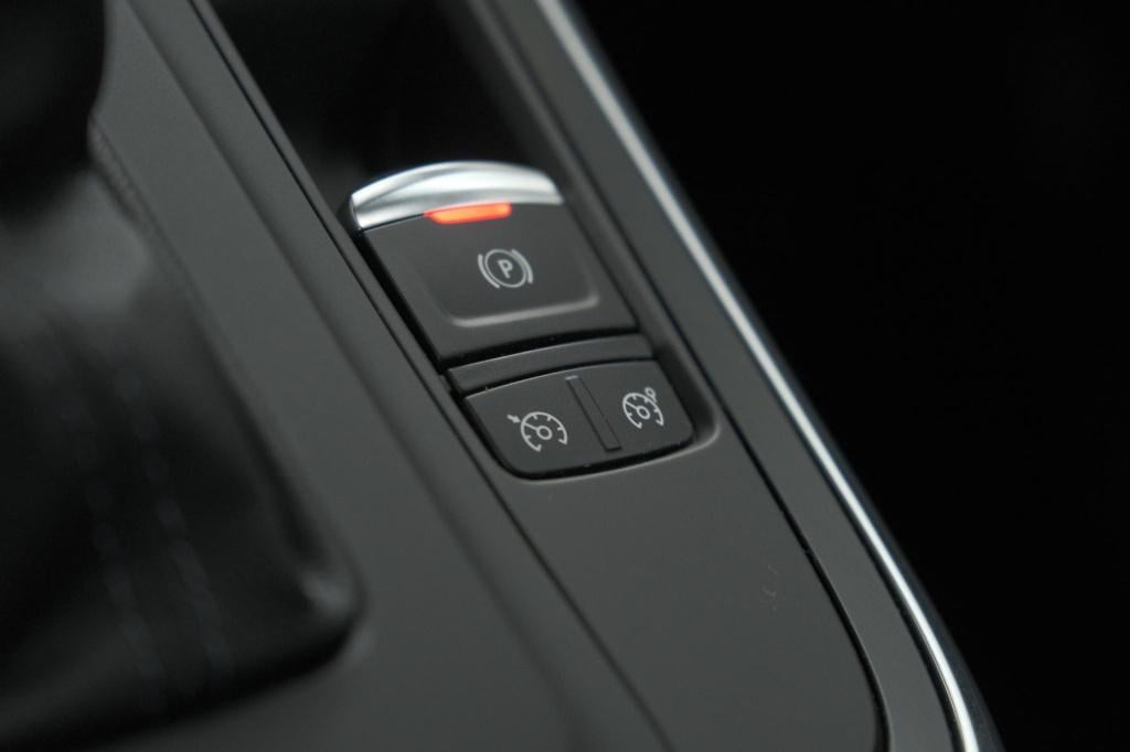 Renault Scenic tce 140 edc limited | camera | stoelverwarming | navigatie |