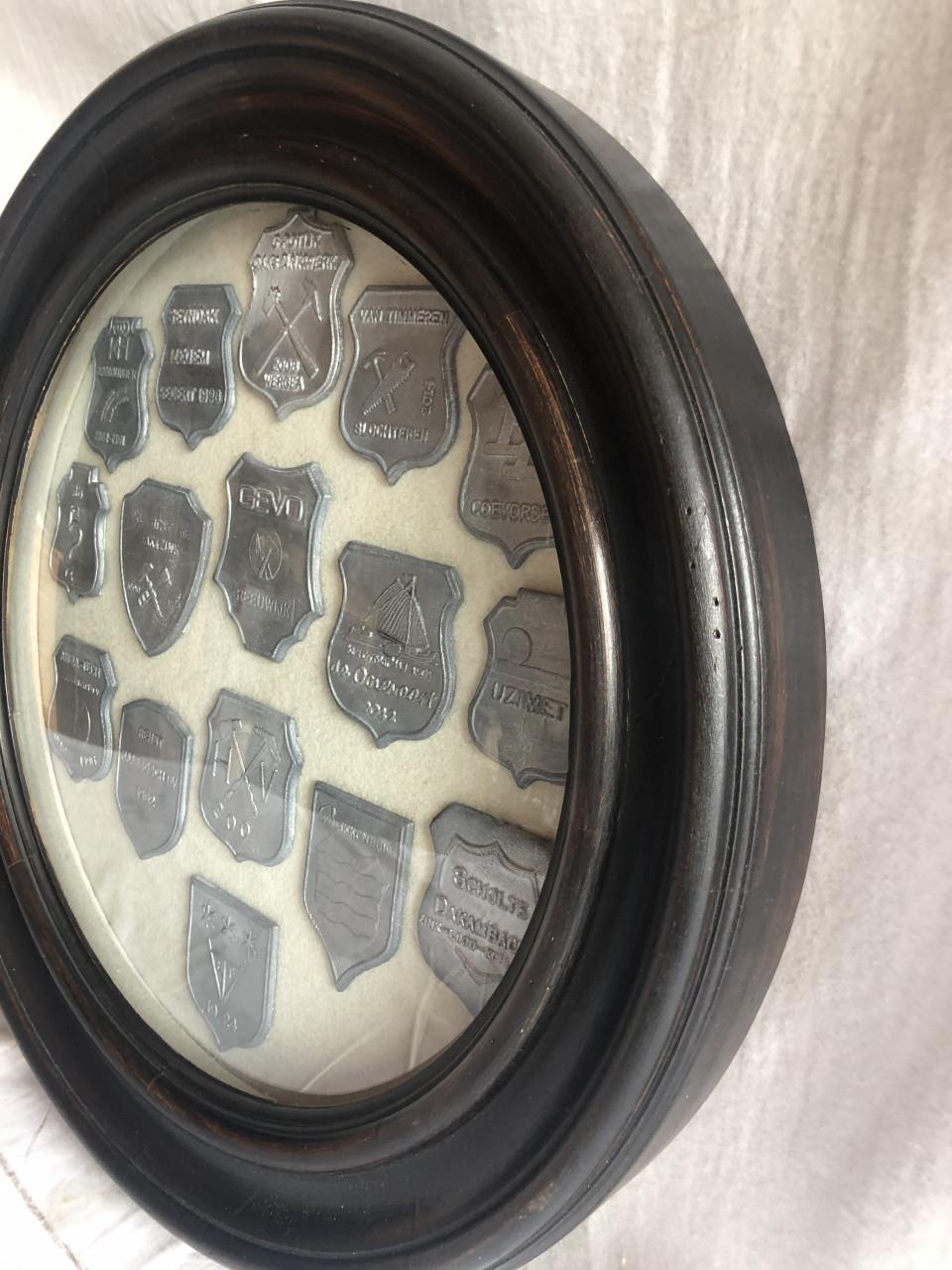 Loden schildjes in kader