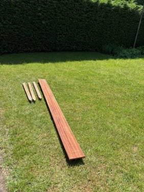 Hardhouten plank en hardhouten palen
